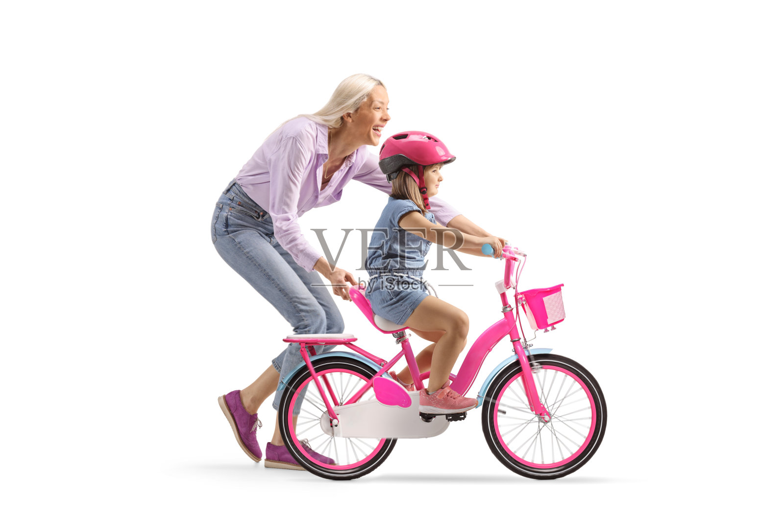 母亲教女儿骑自行车照片摄影图片
