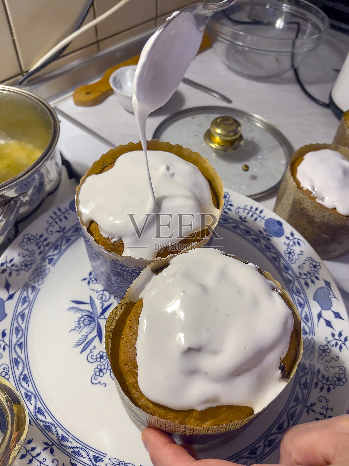 自制烘焙，为春季复活节假期做准备。装饰复活节蛋糕的过程，使用甜美的彩色装饰。复活节蛋糕制作的概念。照片摄影图片