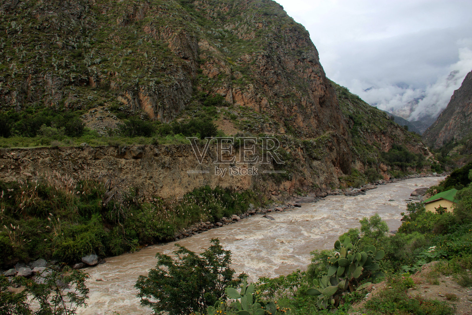 在秘鲁库斯科的印加古道徒步旅行中看到的风景，这是一次沿着乌鲁班巴河穿越安第斯山脉的多日徒步旅行。照片摄影图片