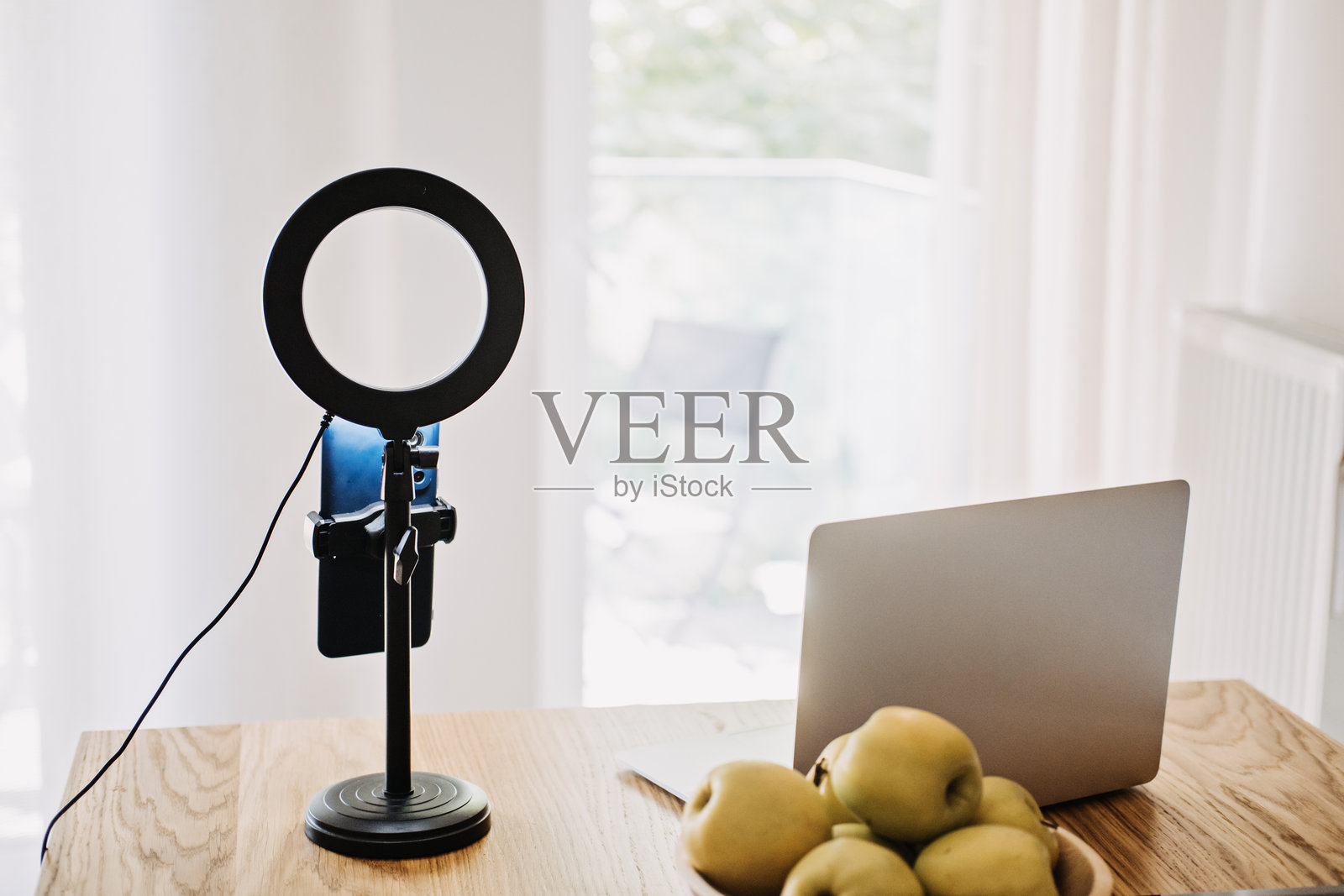 家庭视频录制设备，配有笔记本电脑和环形灯，内容创作，视频博客，远程工作，在线会议，数字媒体制作照片摄影图片