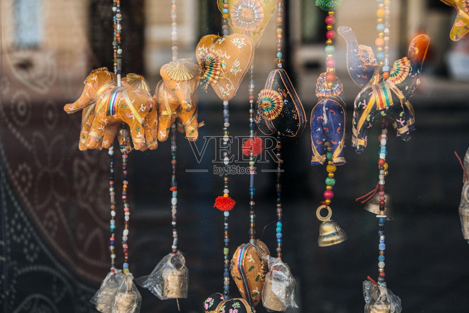 商店里的五彩缤纷的印度挂饰照片摄影图片