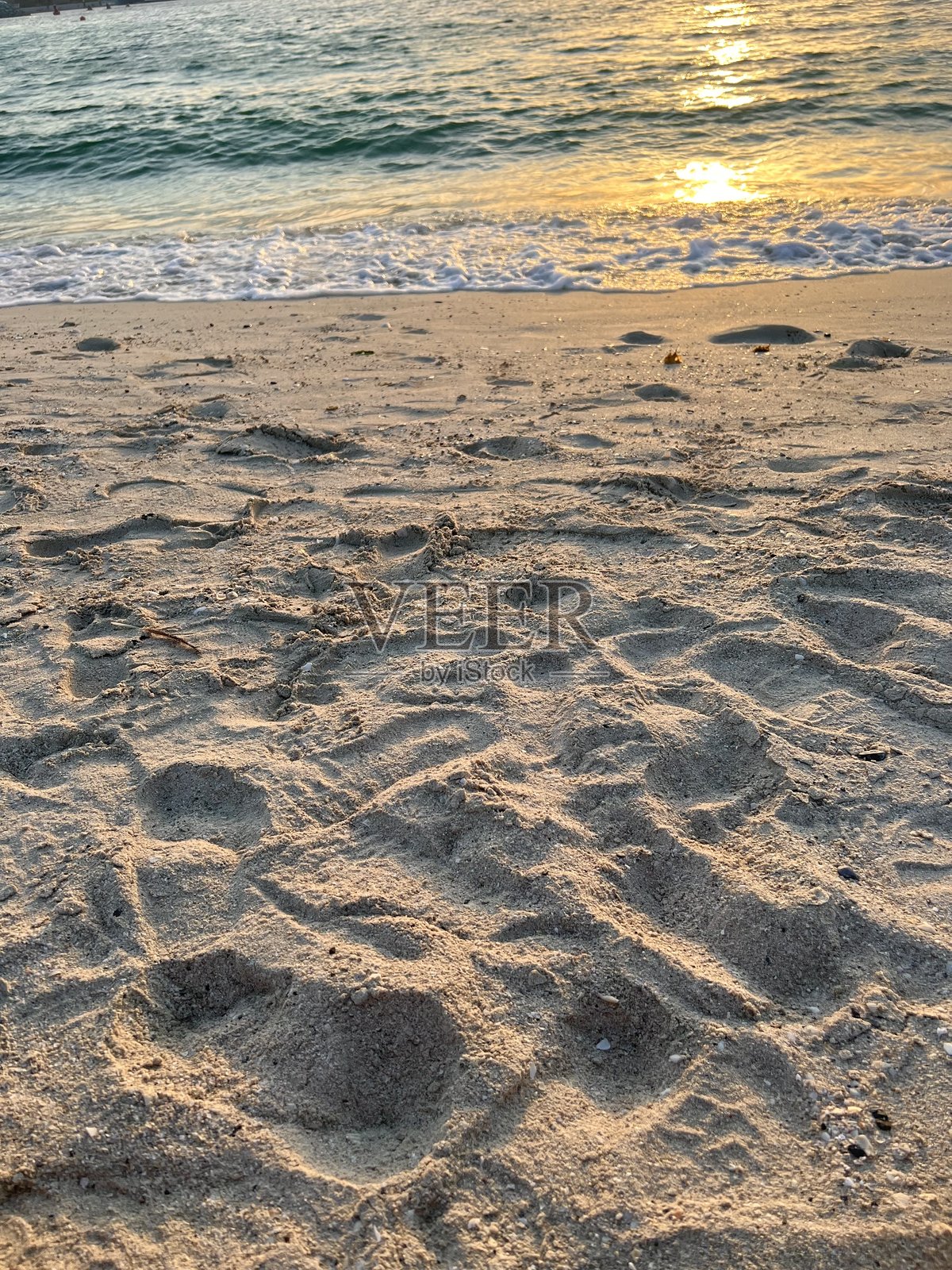 沙滩上的脚印和阳光照片摄影图片