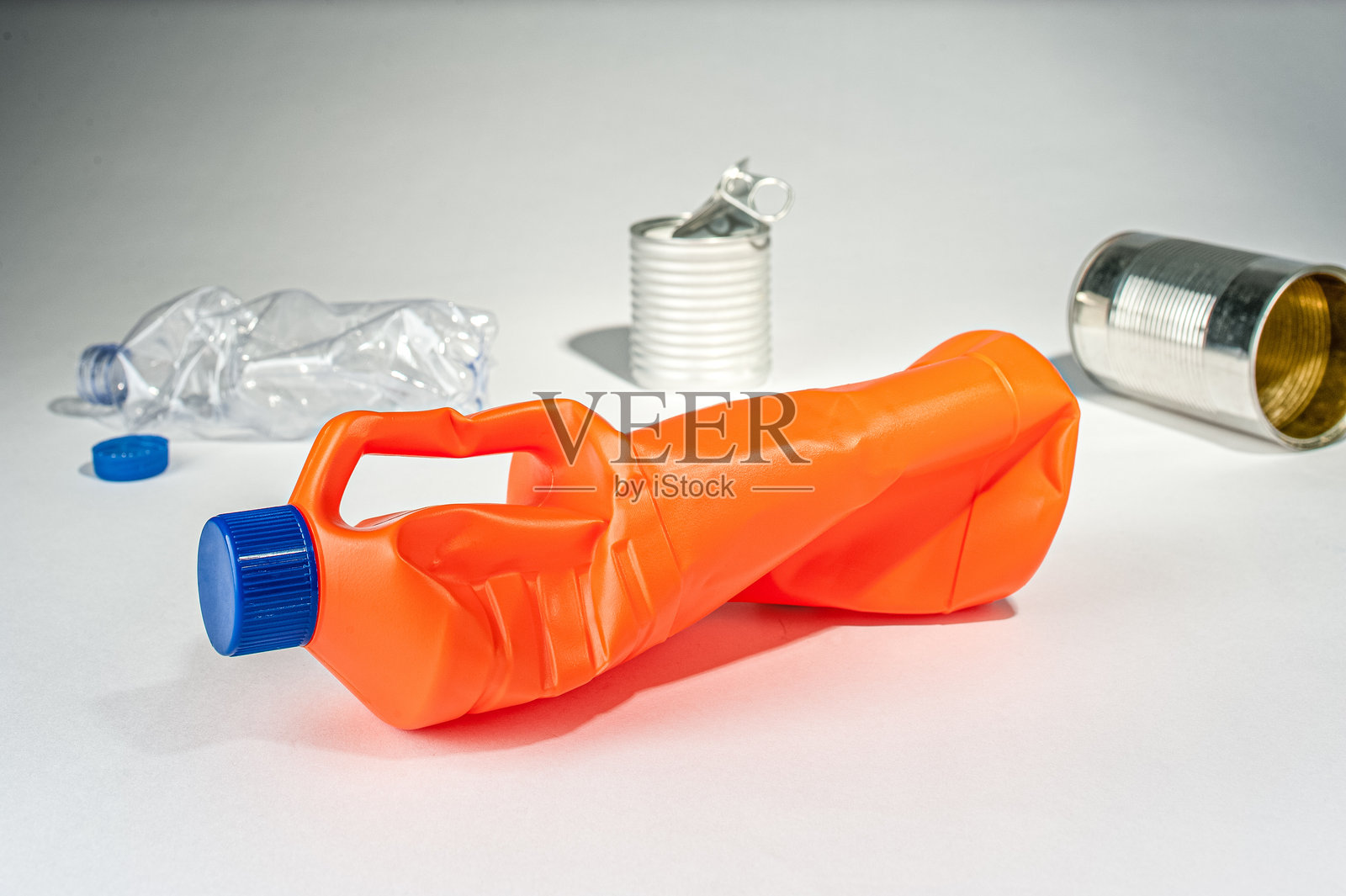 白色背景上的塑料垃圾照片摄影图片