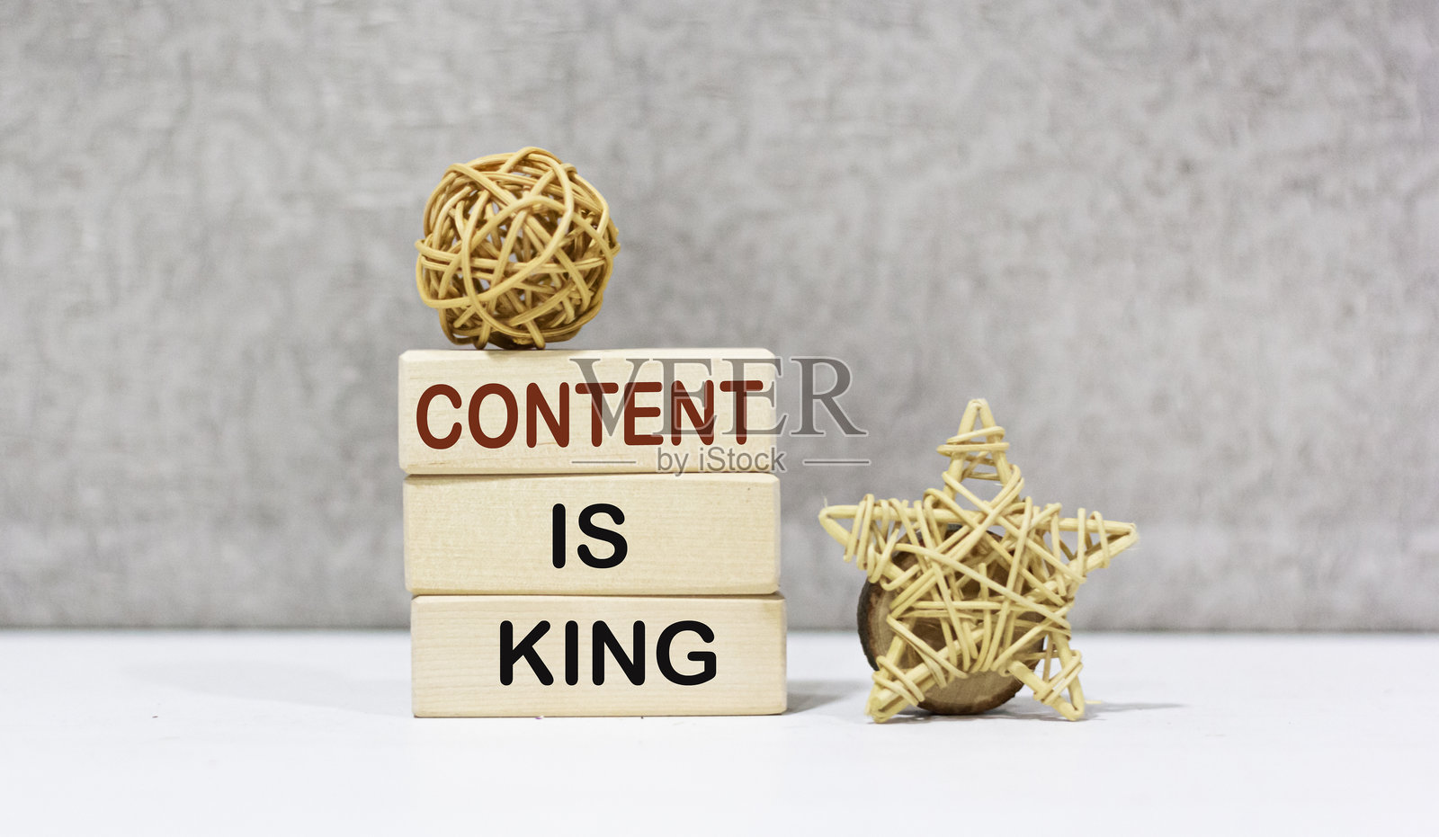 一堆木块，上面写着“内容为王”照片摄影图片