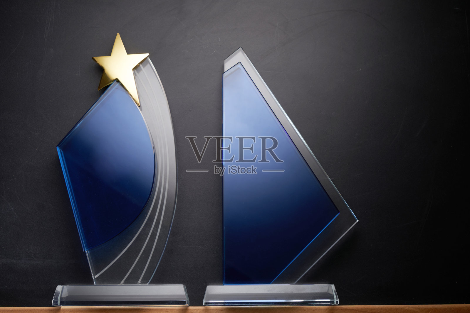 黑板上的星形奖杯照片摄影图片