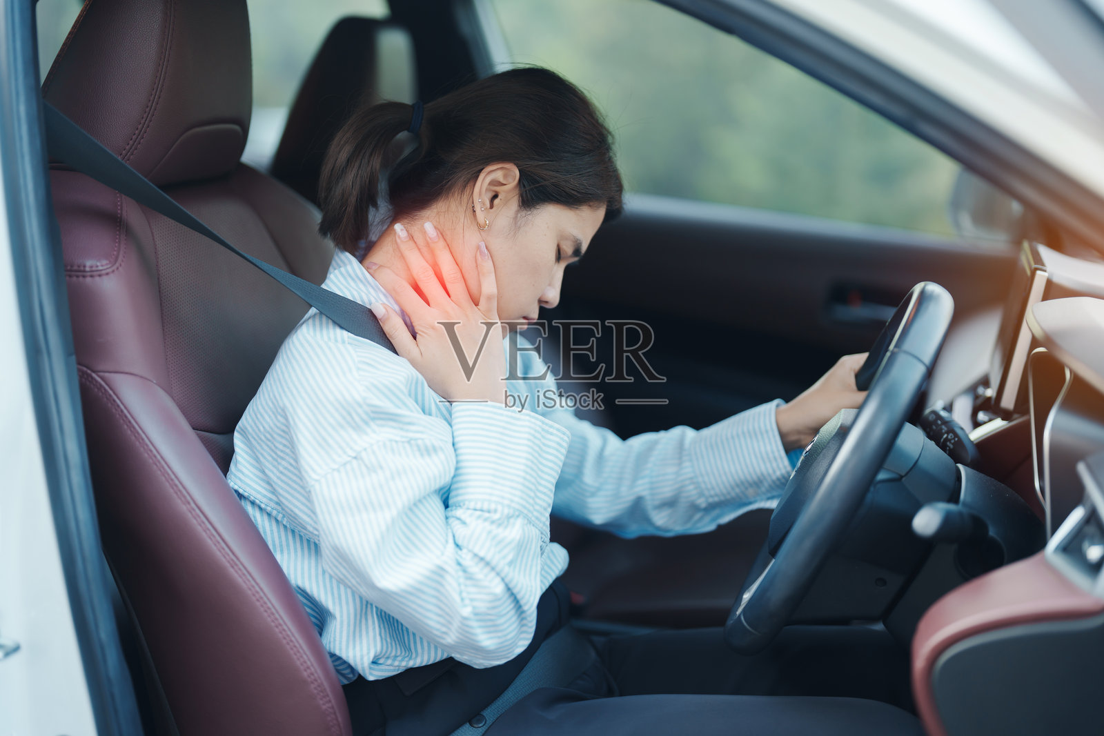 长时间开车导致肩部和颈部扭伤的女性，肌肉疼痛。肩部酸痛、肩胛骨疼痛、办公室综合症和人体工学概念。照片摄影图片
