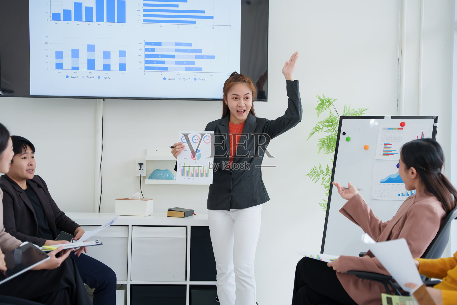 亚洲商务团队在办公室召开会议，展示他们的工作。照片摄影图片