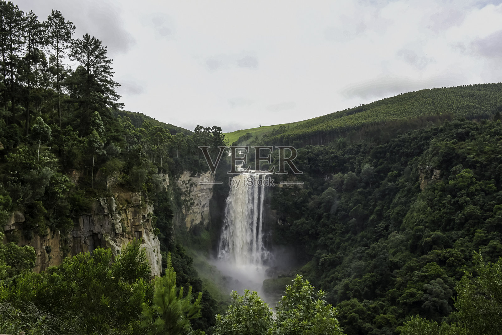 卡克卢夫瀑布，位于南非夸祖鲁-纳塔尔省的米德兰斯弯道照片摄影图片