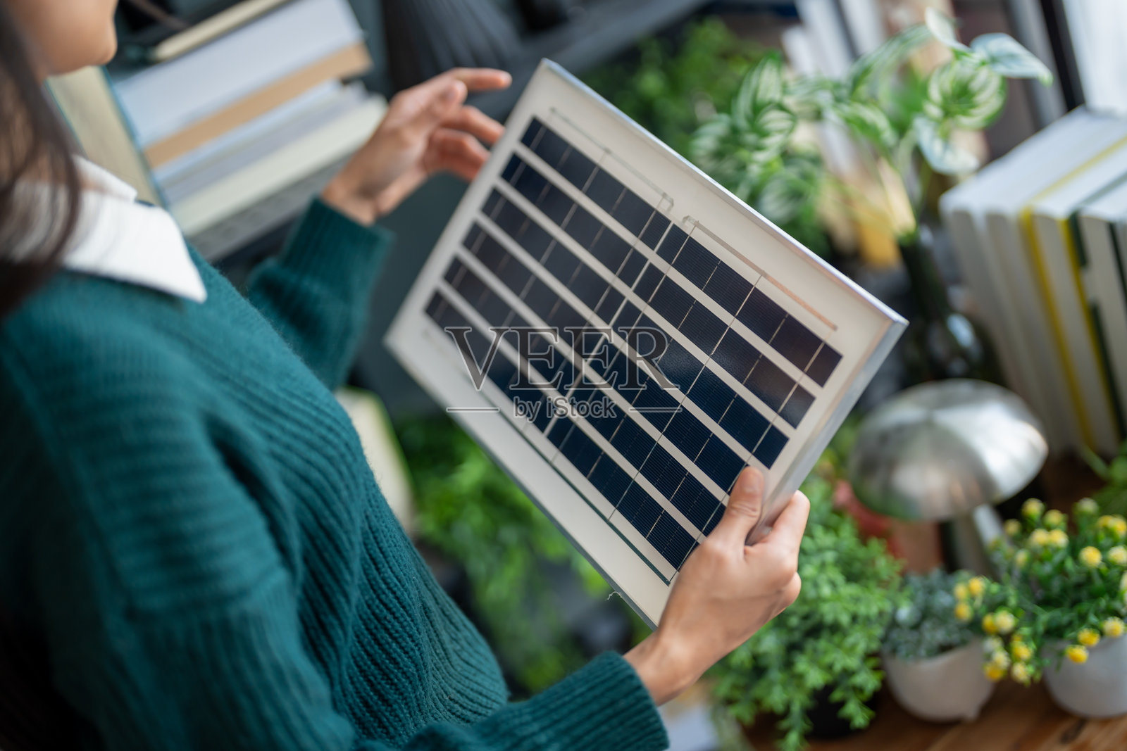 亚洲女性在学习可持续技术，房主在她的房子里安装太阳能系统照片摄影图片