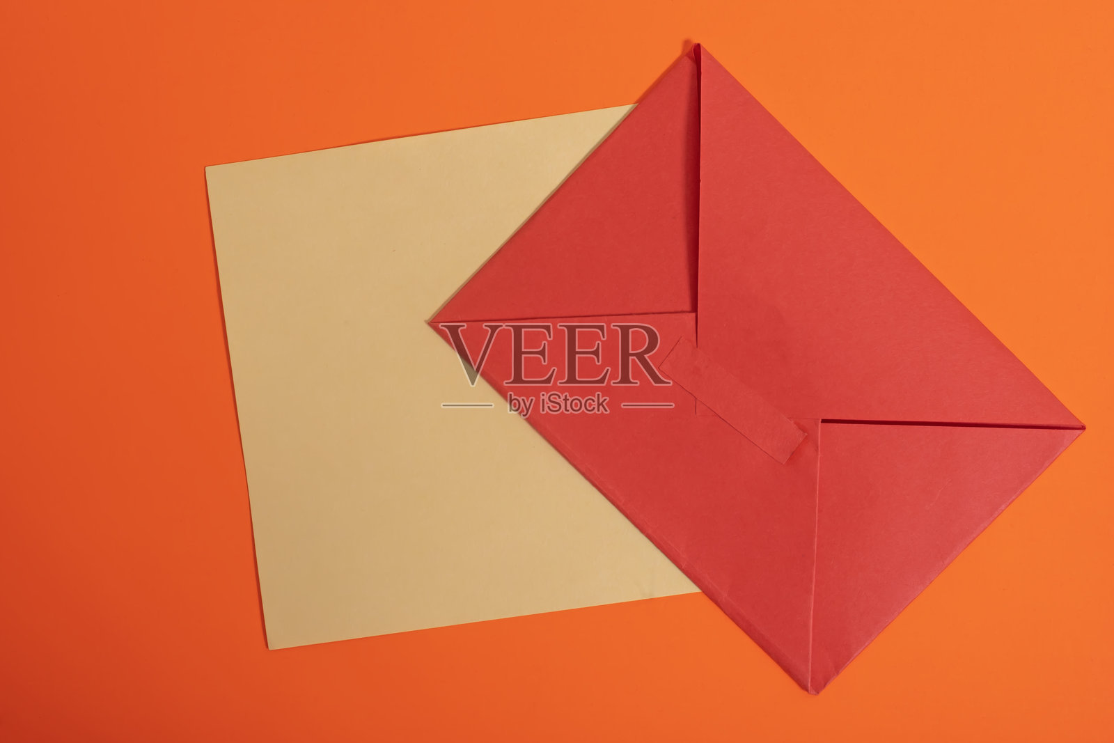 橙色背景上的红包和米色卡片，用于庆祝和留言照片摄影图片