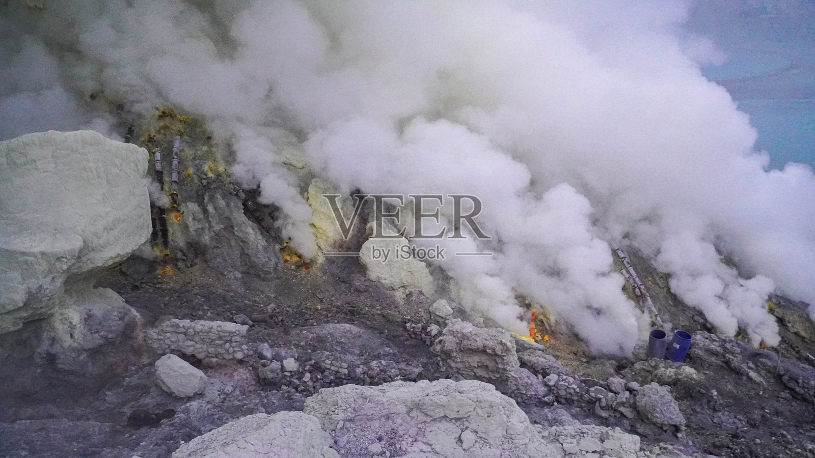 火山山脉的硫磺开采照片摄影图片