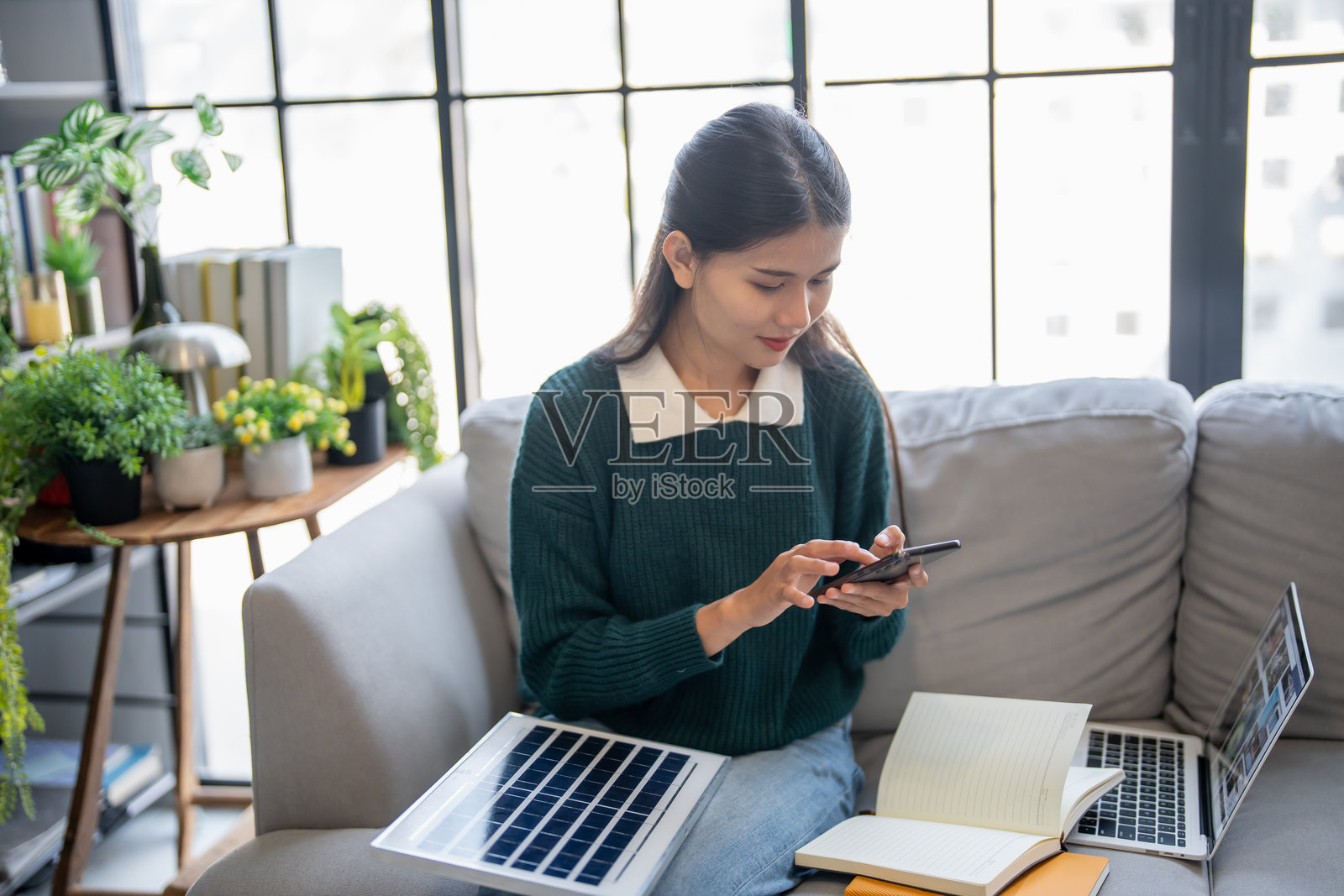 亚洲女性在家中安装太阳能系统，学习可持续技术。照片摄影图片