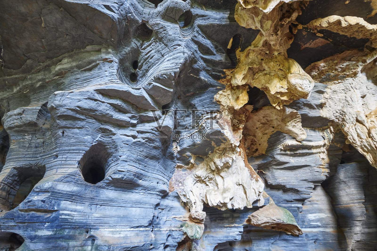 泰国塔克的蓝色洞穴，令人惊叹的石灰岩洞穴与水晶蓝色的水照片摄影图片