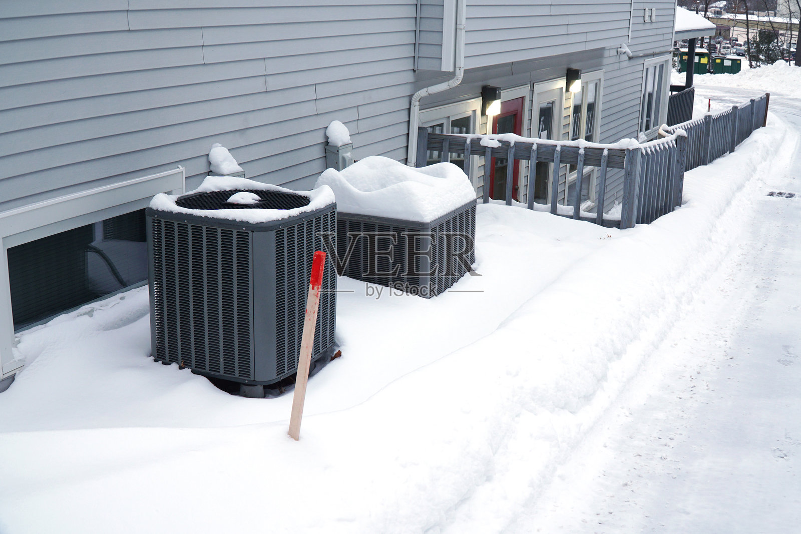 雪中的户外空调压缩机照片摄影图片