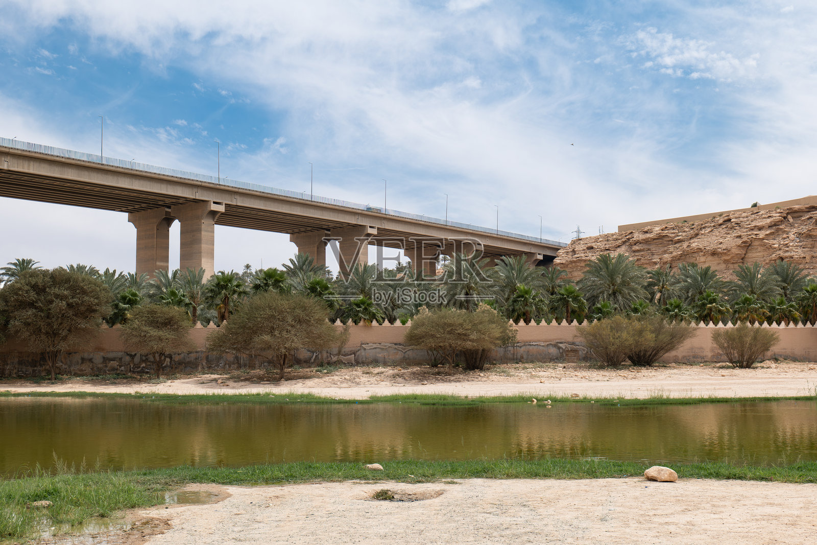 沙特阿拉伯利雅得的哈尼法谷上的桥照片摄影图片