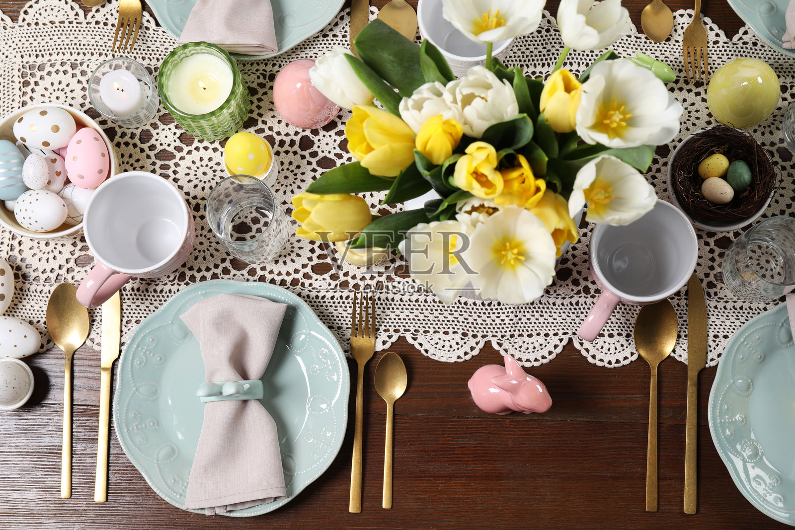 节日桌面布置，搭配美丽的花朵，俯视图。复活节庆祝活动照片摄影图片