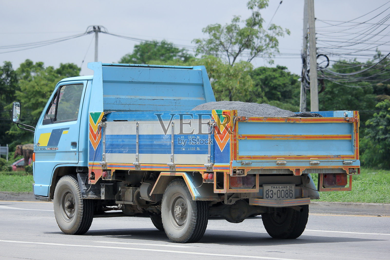 私人粉色老款五十铃自卸车。照片摄影图片