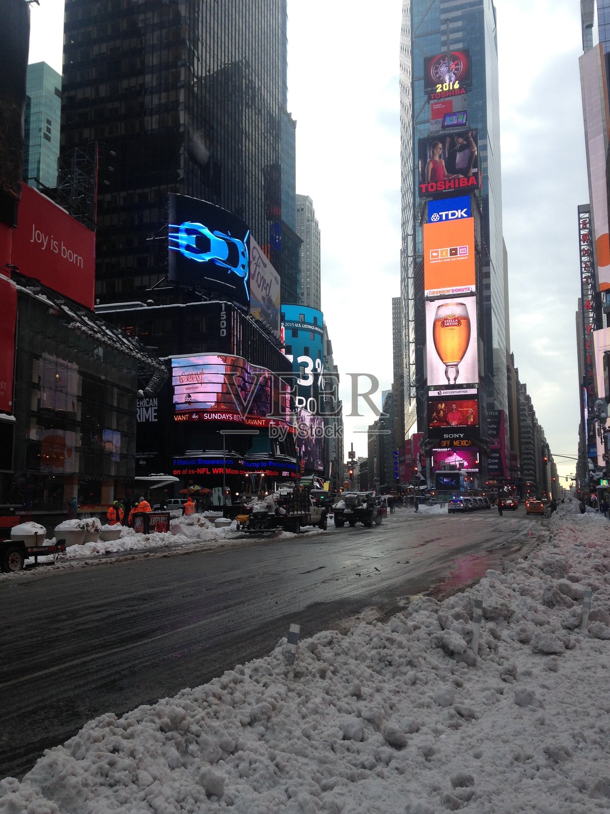 曼哈顿时代广场的第七大道冬季雪景。照片摄影图片