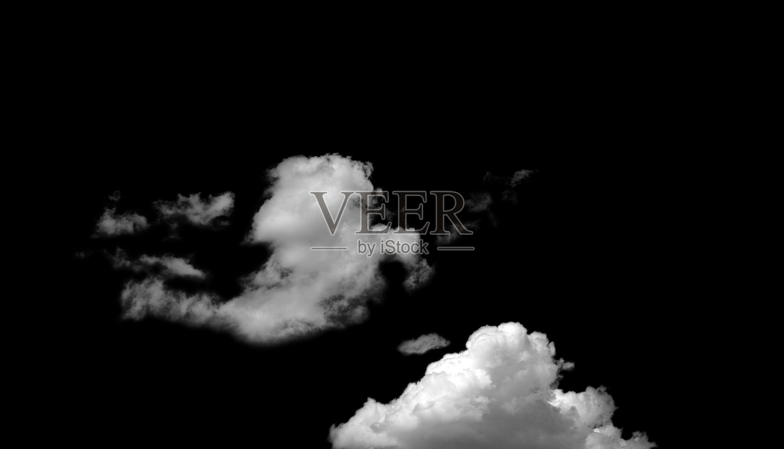 孤立的云空，黑色背景上的白色烟雾，抽象的灰色云朵纹理或飞扬的蒸汽，适合夏季风景或环境概念。照片摄影图片