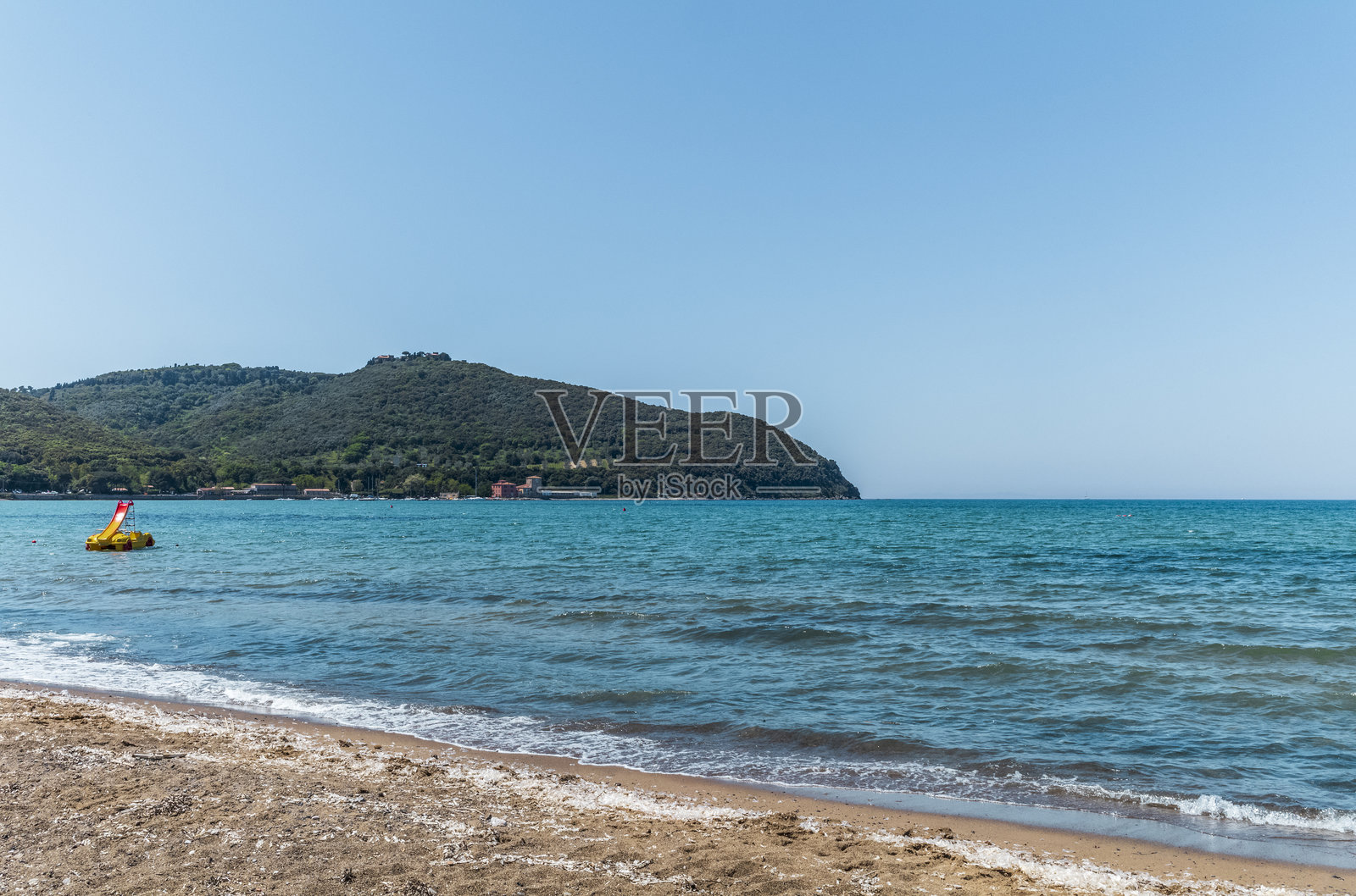 托斯卡纳巴拉蒂湾的海滩，夏季初始时分照片摄影图片