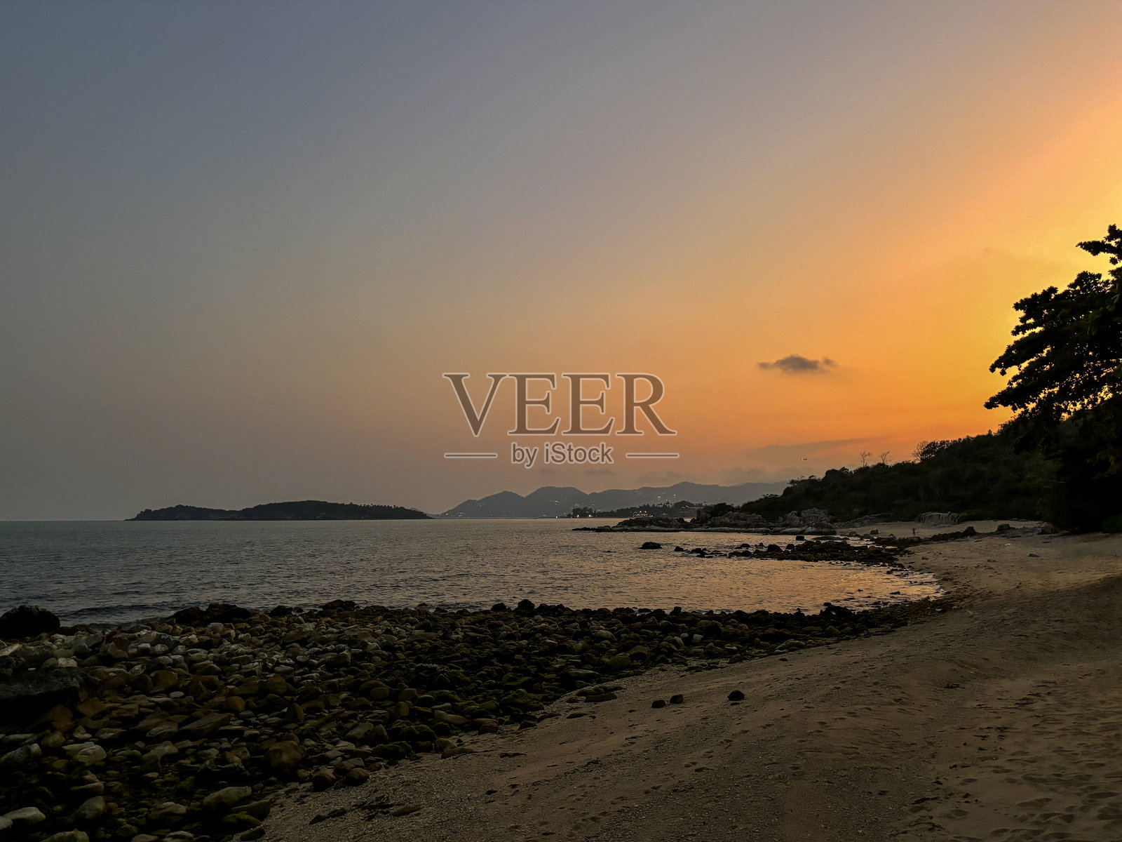 苏梅岛的乔恩蒙海滩全景及海景 – 热带岛屿天堂，碧蓝的海洋与郁郁葱葱的海岸线照片摄影图片