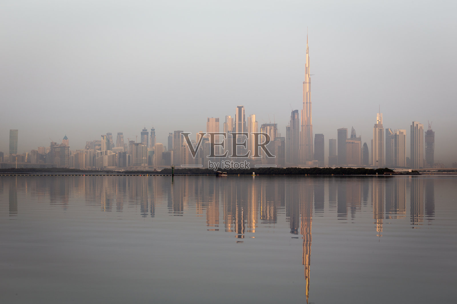 迪拜市中心天际线，摩天大楼在日出时分映照着金色阳光。照片摄影图片