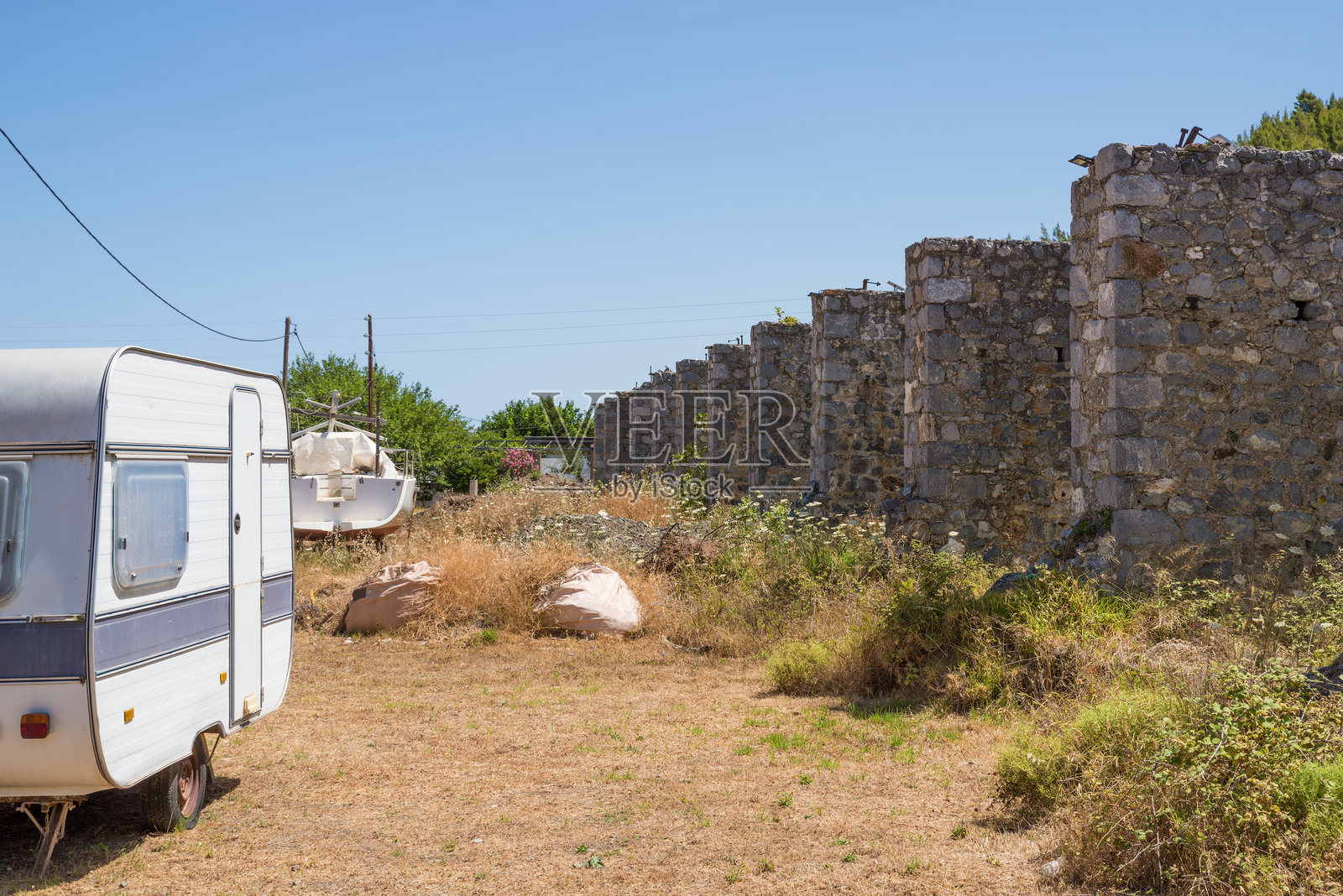希腊北埃维亚的皮利村，废弃矿业的旧建筑遗址照片摄影图片