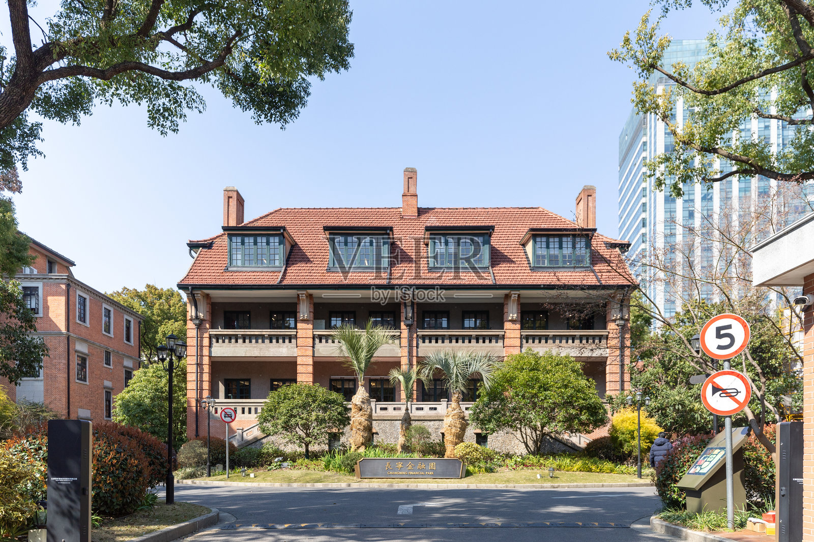 上海优秀历史建筑-长宁区愚园路1320号-新华村-长宁区政府照片摄影图片