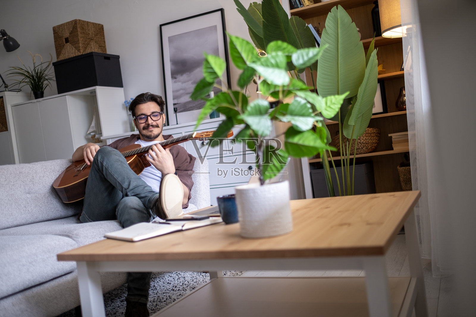 让他的早晨充满音乐感照片摄影图片