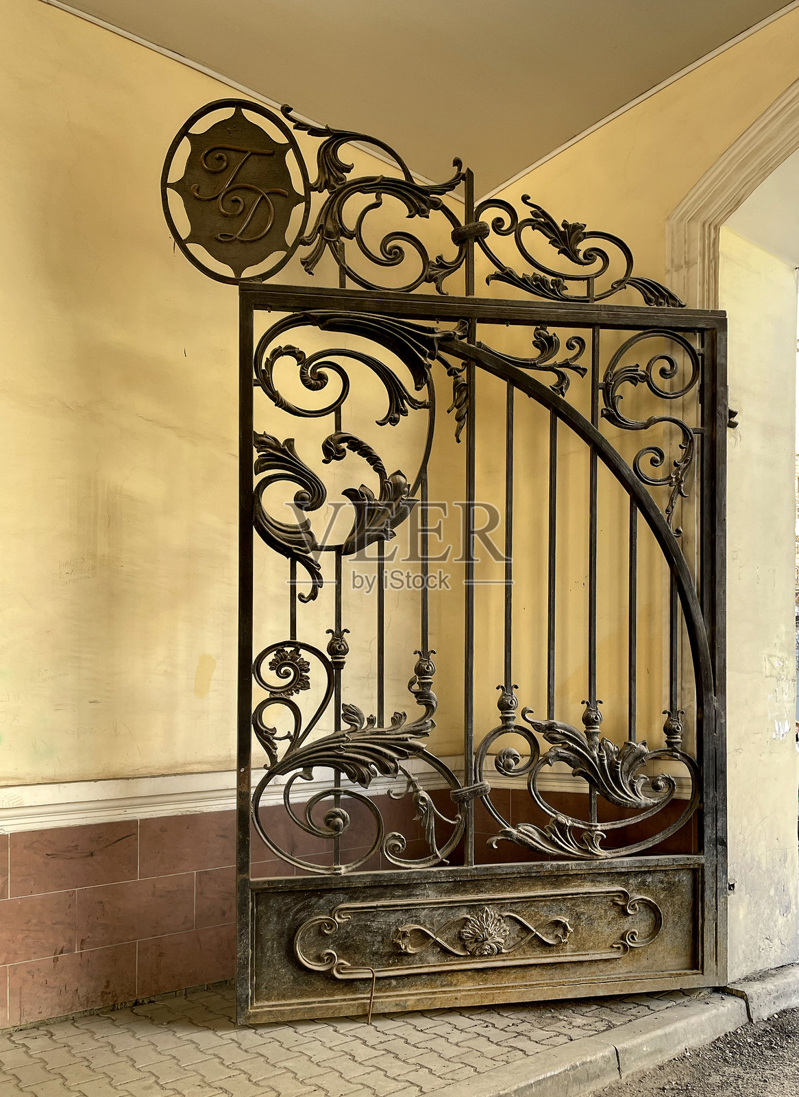 俄罗斯奥伦堡的古斯丁市场金属大门照片摄影图片