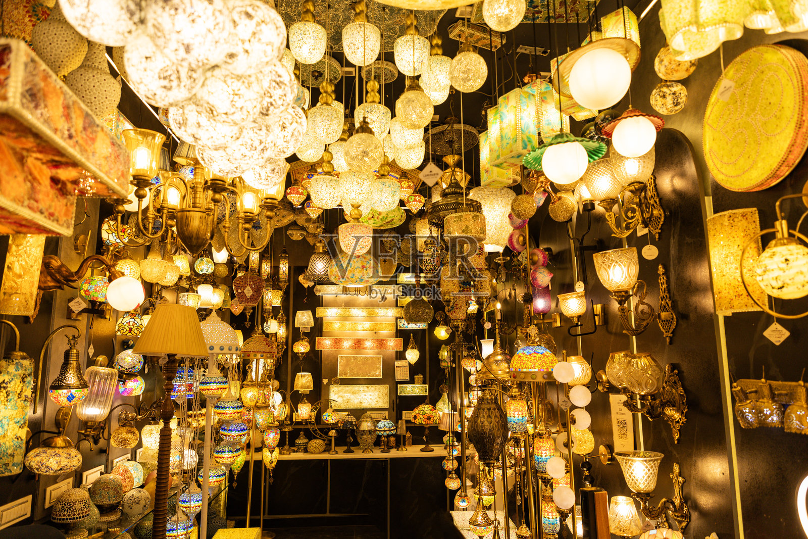 昌迪乔克市场中的灯具照片摄影图片