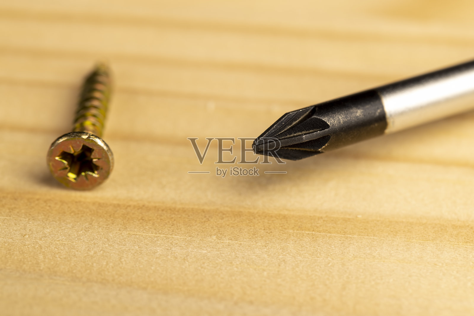 用于建筑的黄色金属自攻螺钉用于固定。照片摄影图片