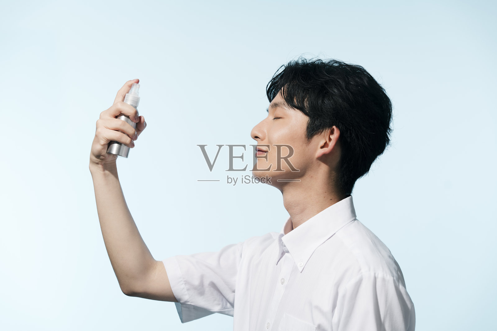 一位20多岁的日本男子在夏日阳光下照片摄影图片