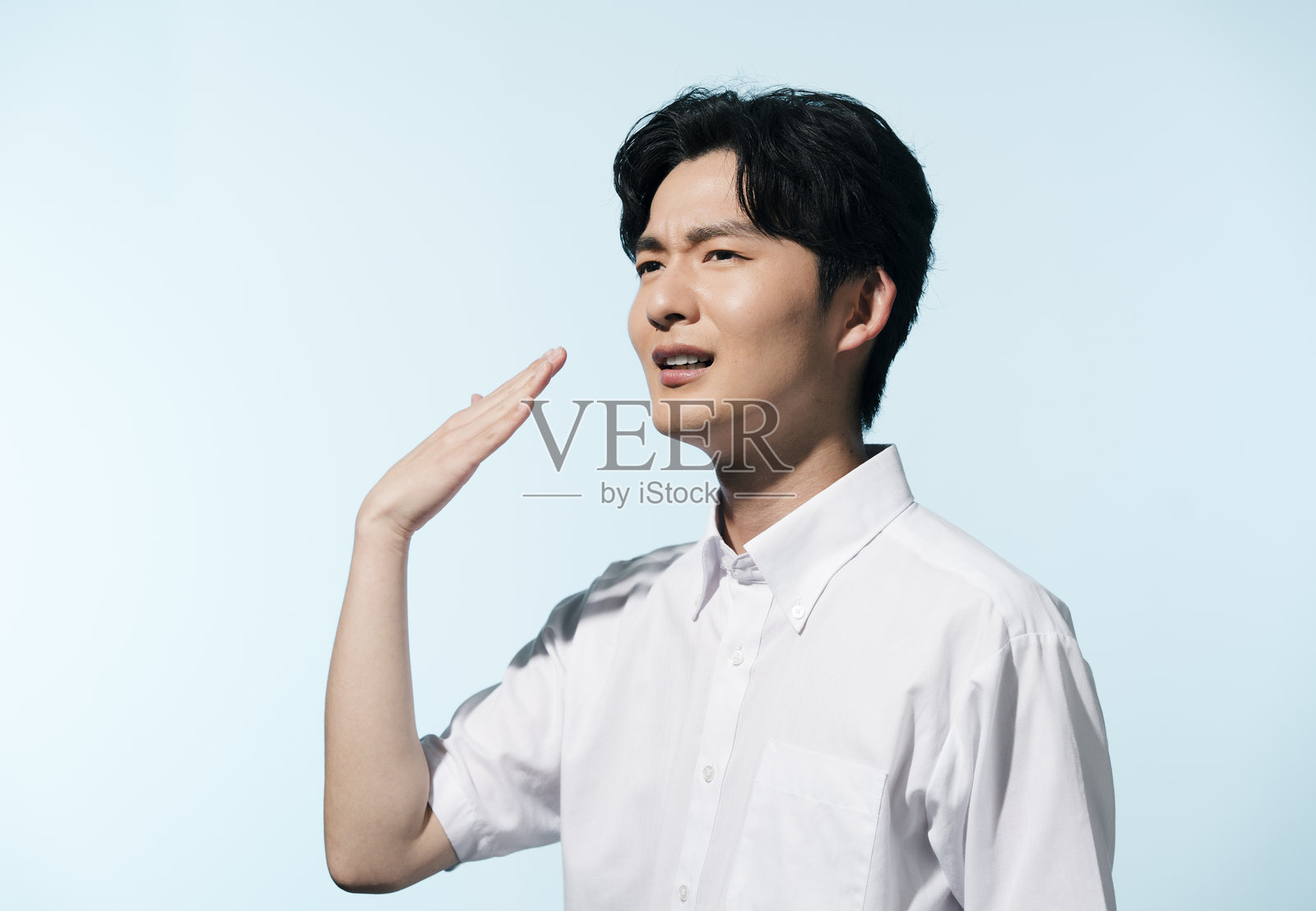 一位20多岁的日本男子在夏日阳光下照片摄影图片