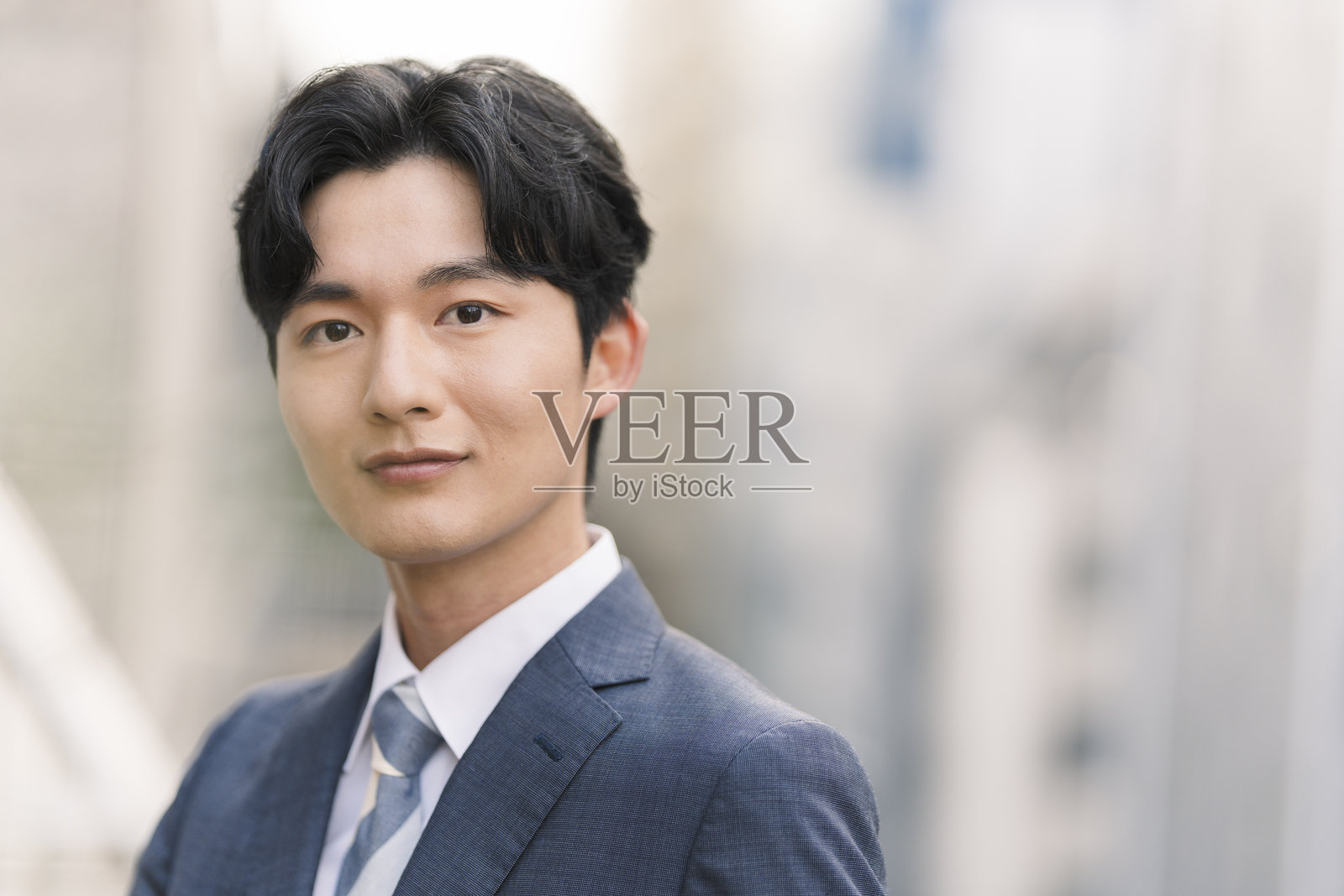 一位穿着西装的20多岁日本男性肖像照片摄影图片