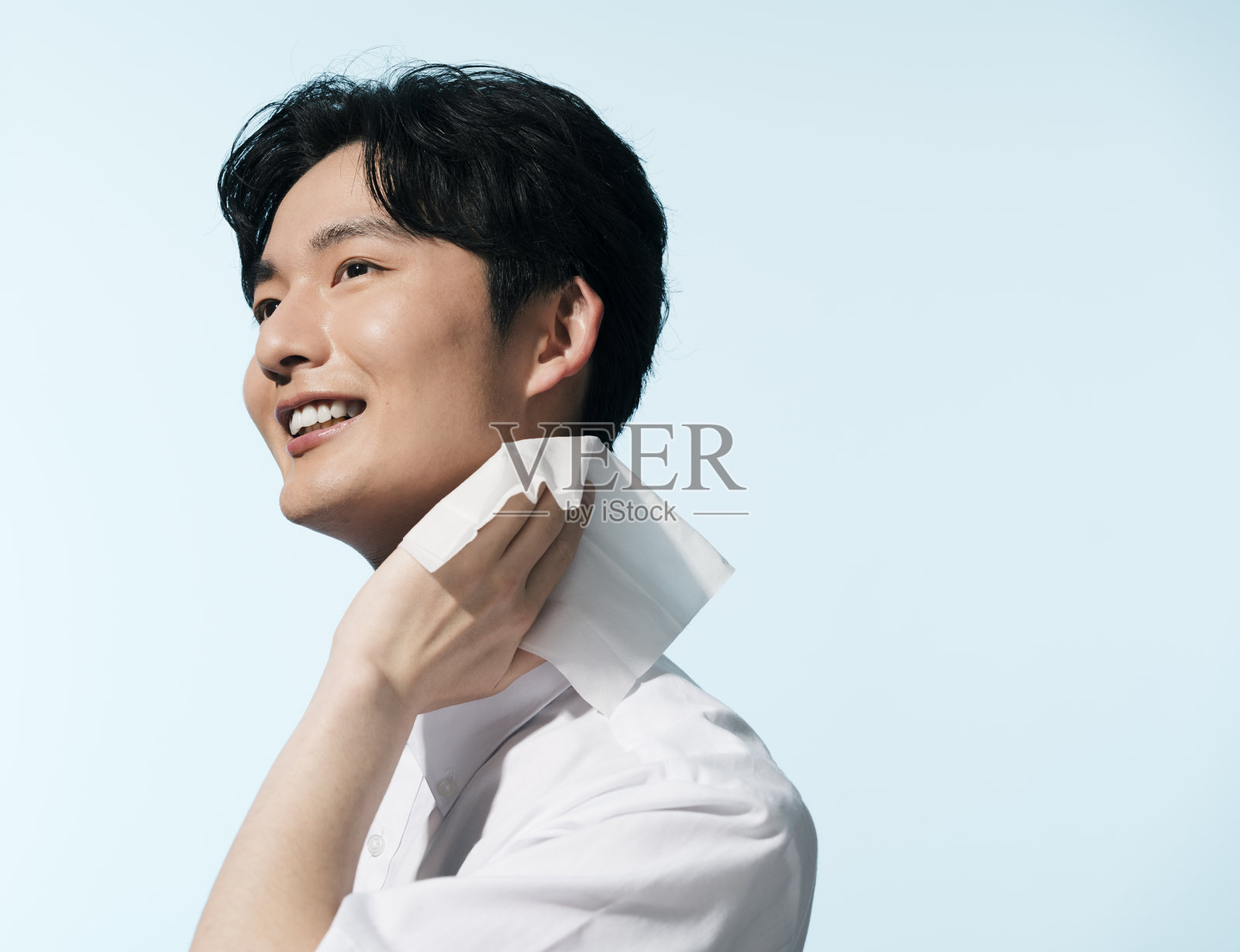 一位20多岁的日本男子在夏日阳光下照片摄影图片