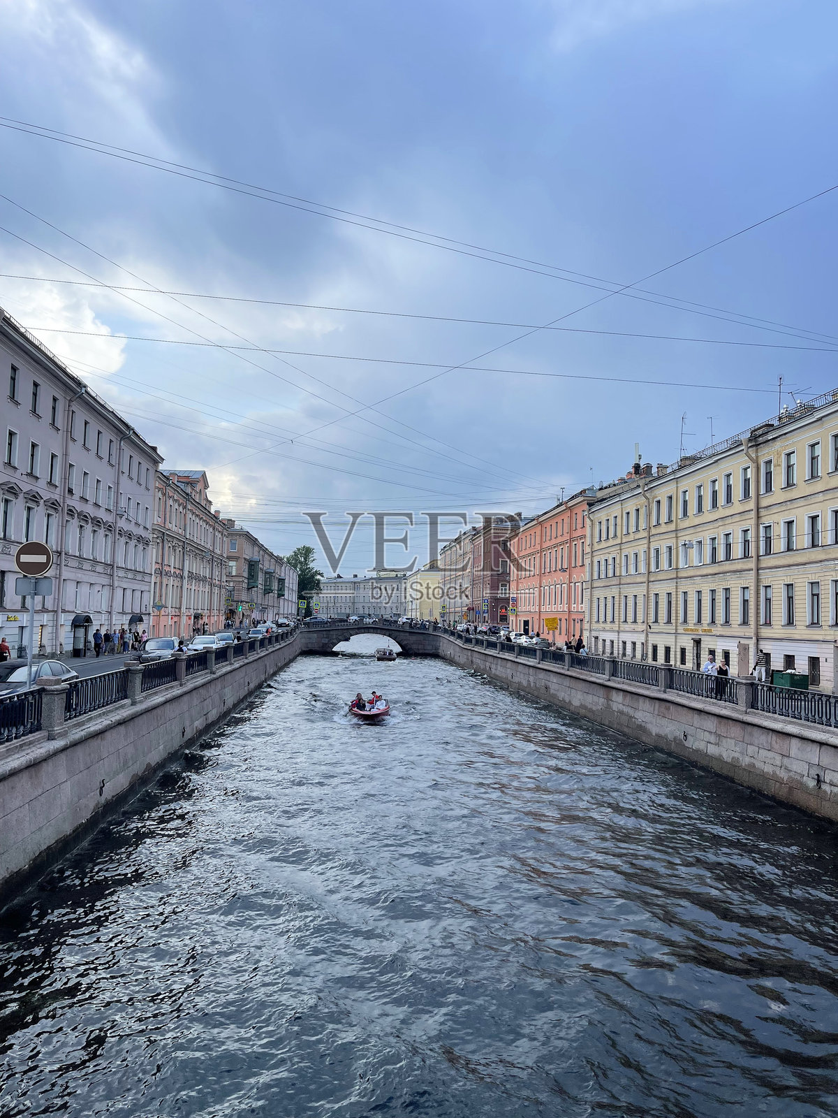一艘观光船在俄罗斯圣彼得堡市中心的运河上航行照片摄影图片