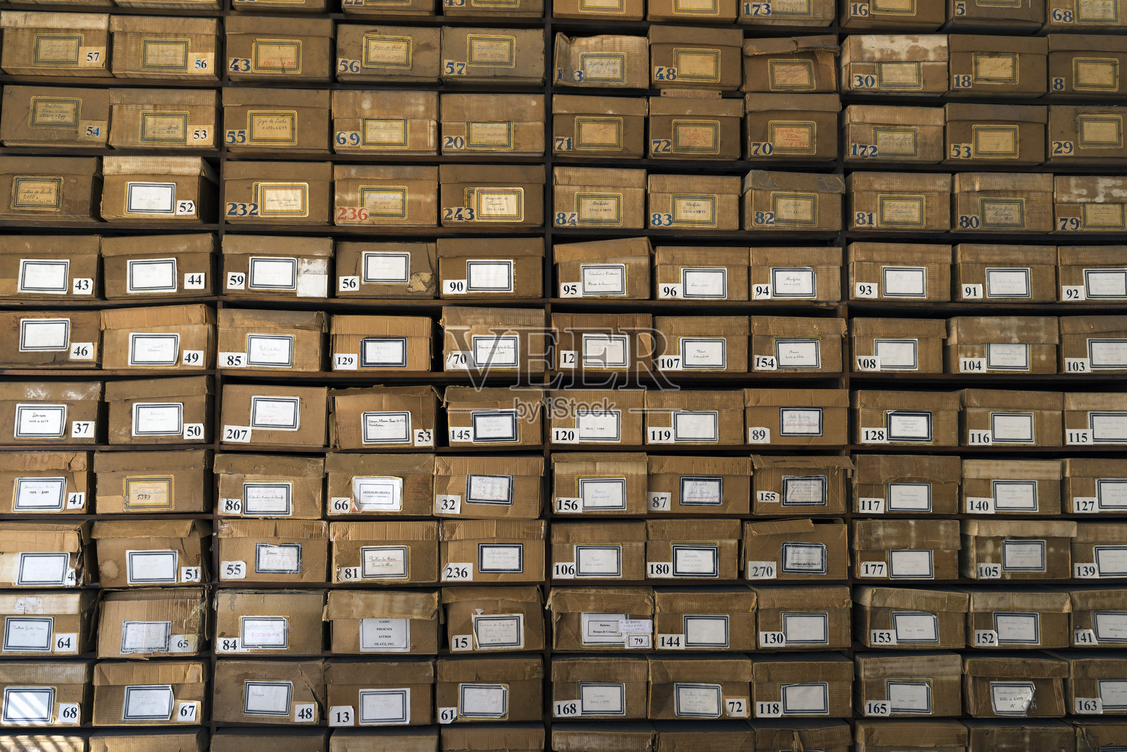 旧纸箱堆满了货架照片摄影图片