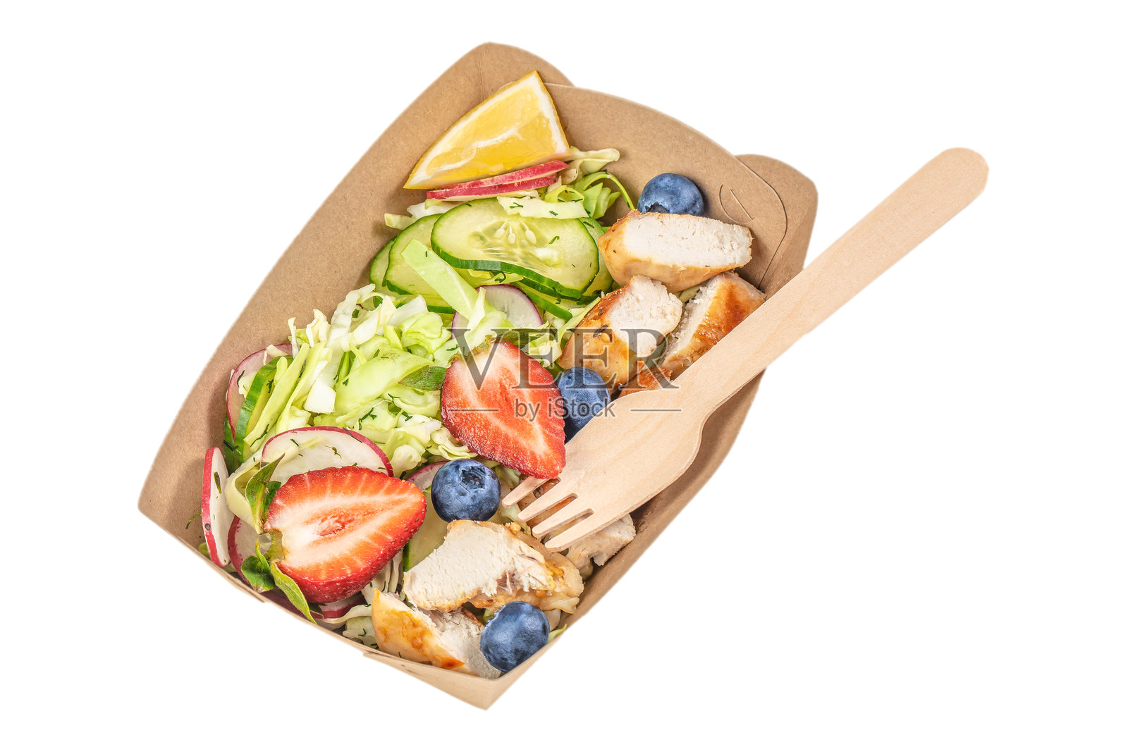 健康沙拉，混合叶菜，纸质一次性餐具中的鸡肉片，白色背景上的俯视图。照片摄影图片