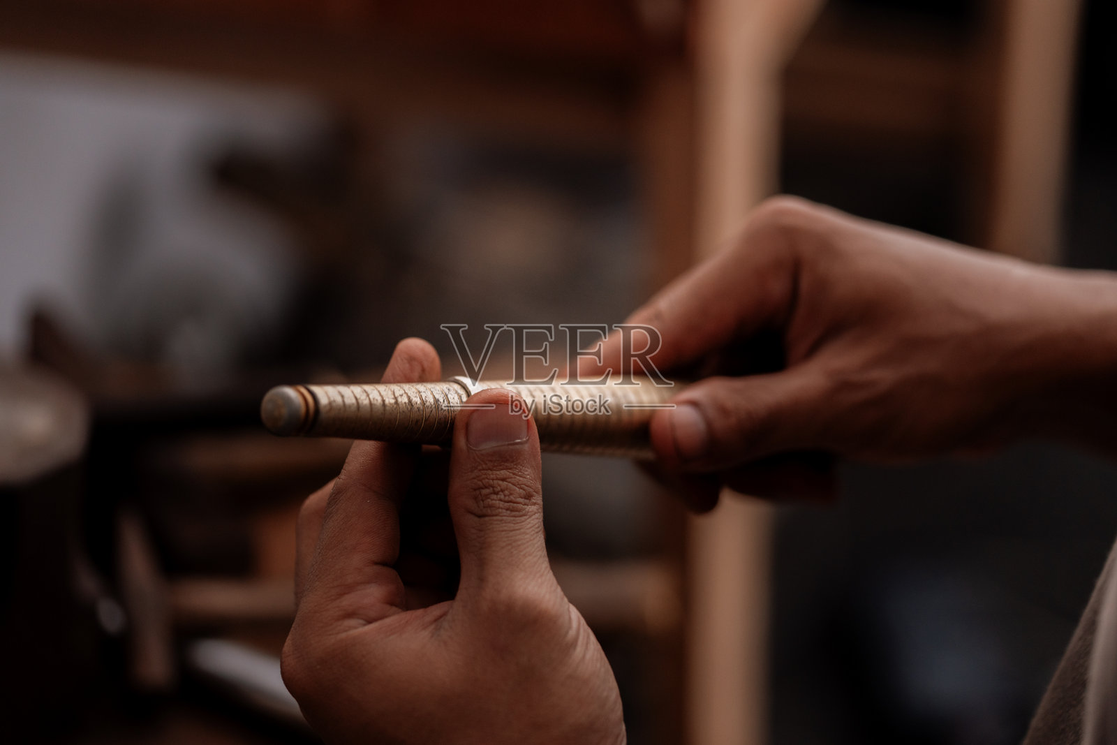 男珠宝匠在珠宝工作室用金属戒指尺测量戒指尺寸照片摄影图片