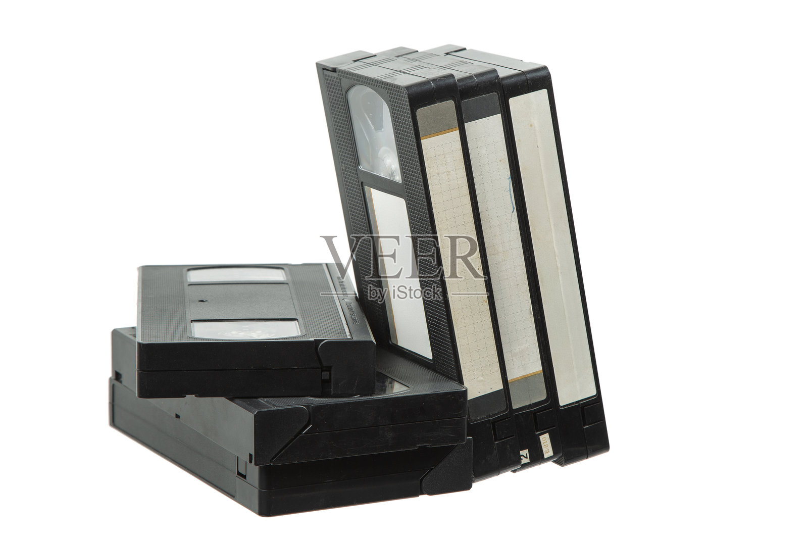 一堆VHS录像带。复古媒体。孤立在白色背景上。照片摄影图片