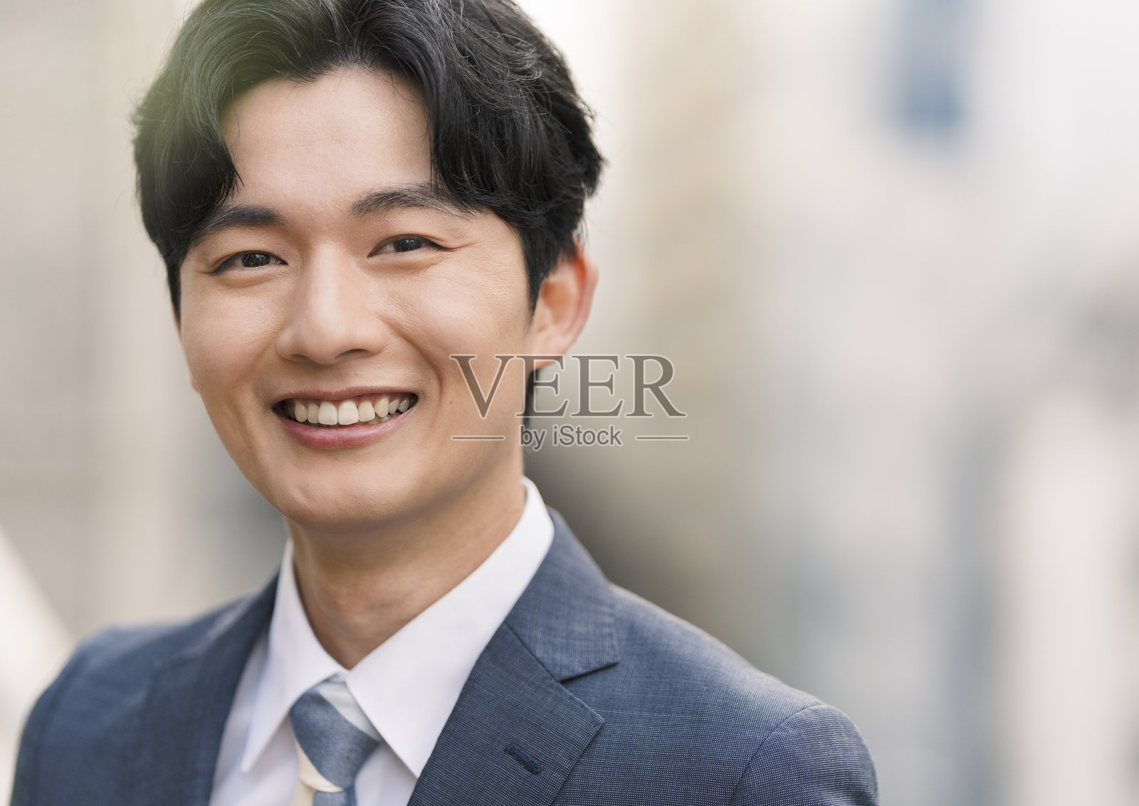 一位穿着西装的20多岁日本男性肖像照片摄影图片