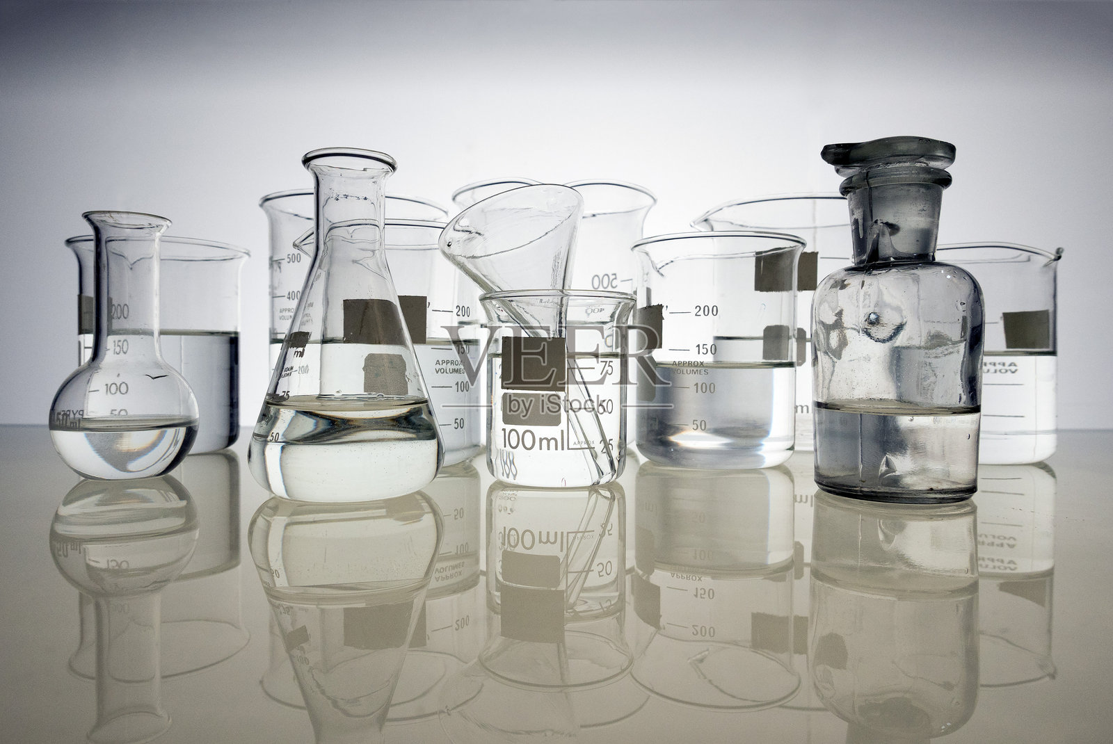 化学实验室的玻璃器具照片摄影图片