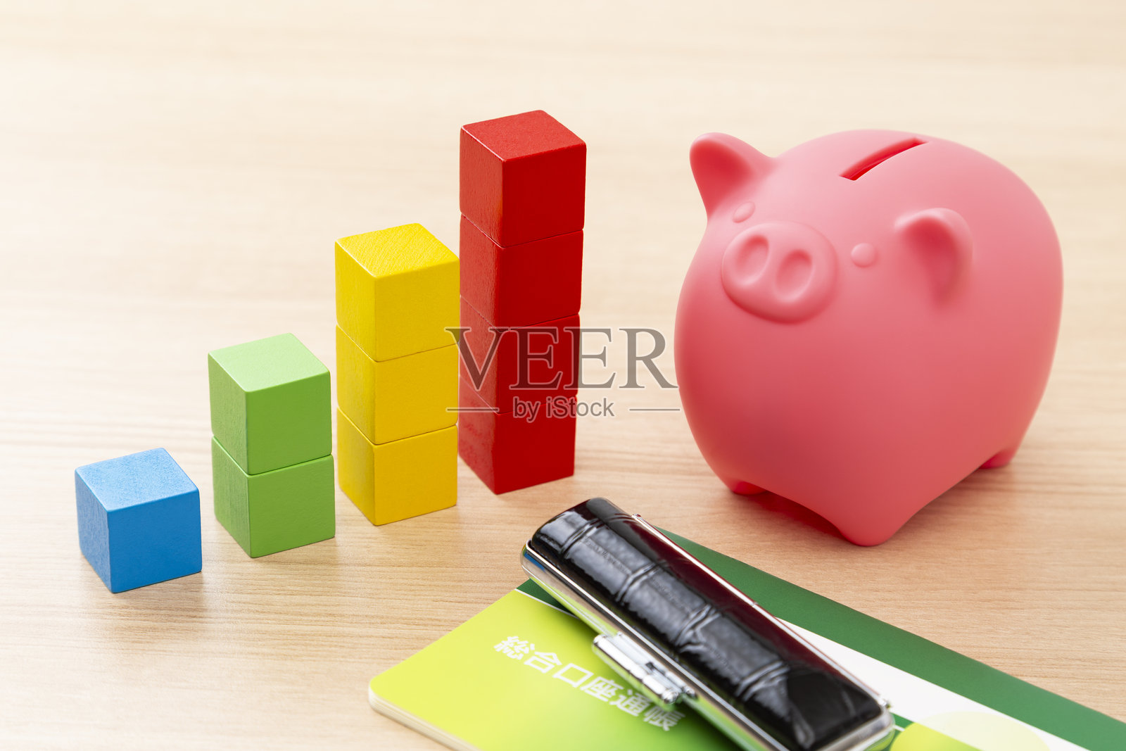 一个积木图，一个储蓄罐和一本存折。照片摄影图片