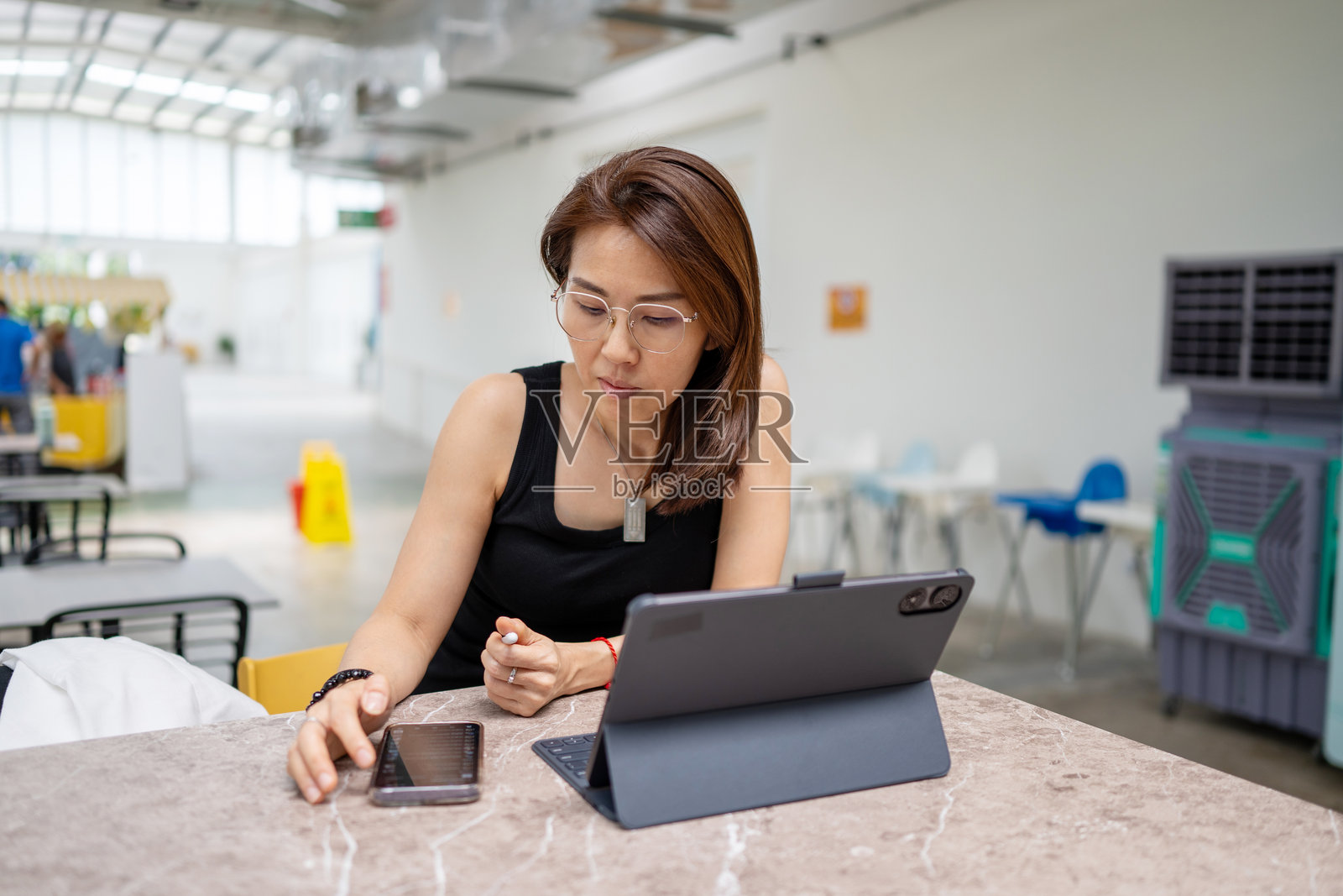 现代女商人的宁静逃离：咖啡、联系与数字宁静照片摄影图片