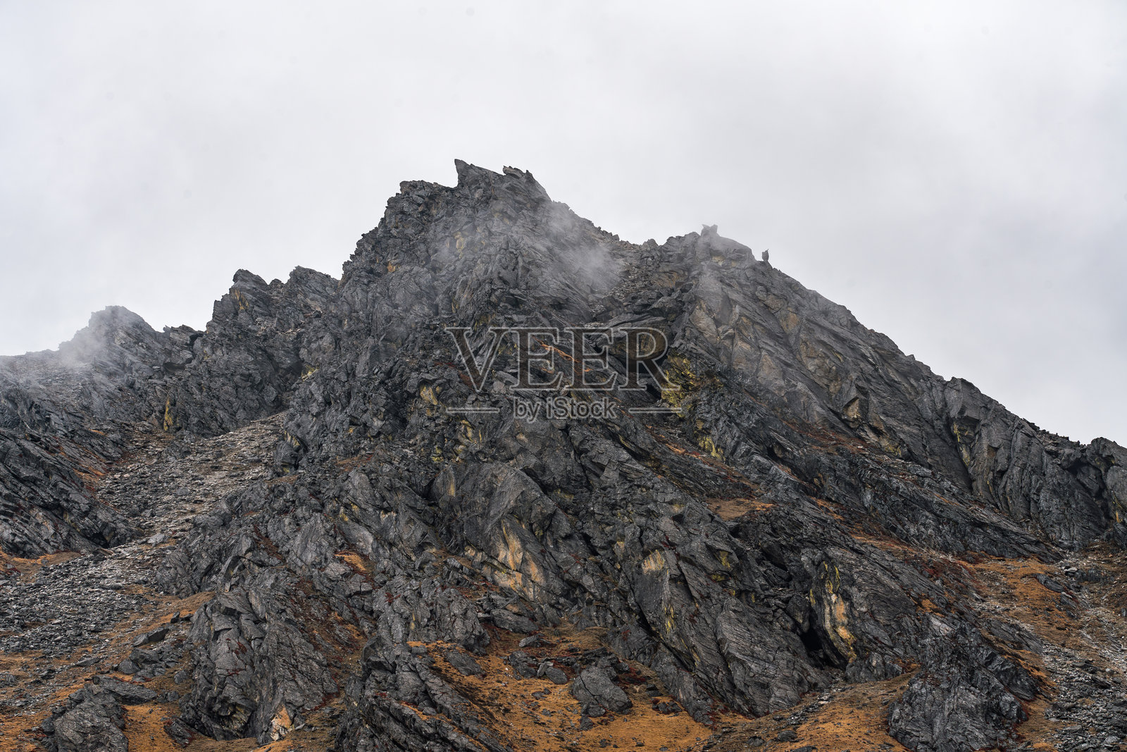 拉乌里比纳口，朗唐的崎岖喜马拉雅山徒步小径，雄伟的山峰与云彩相伴照片摄影图片
