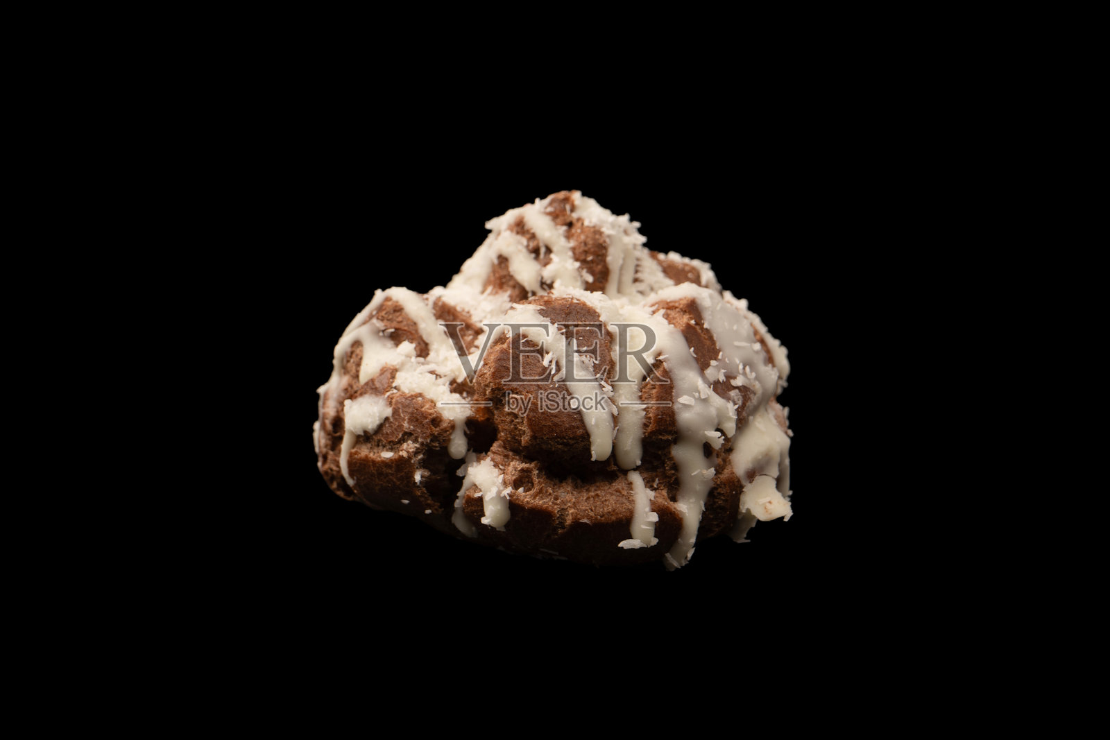 黑色背景上的椰子奶油泡芙。照片摄影图片