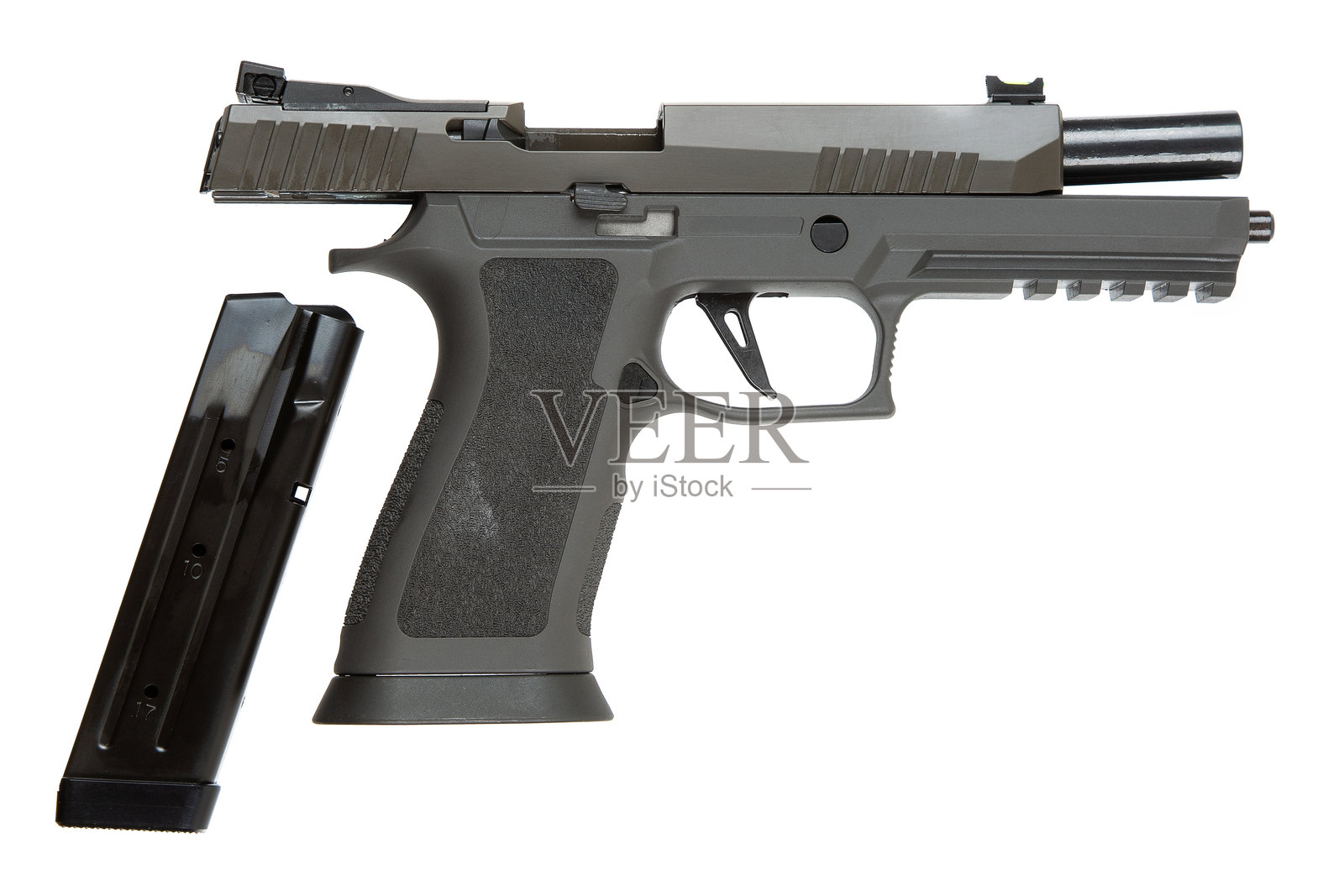 卡其色手枪，带有纹理握把，侧视图，孤立在白色背景上，现代火器设计，适合自卫或执法使用。照片摄影图片