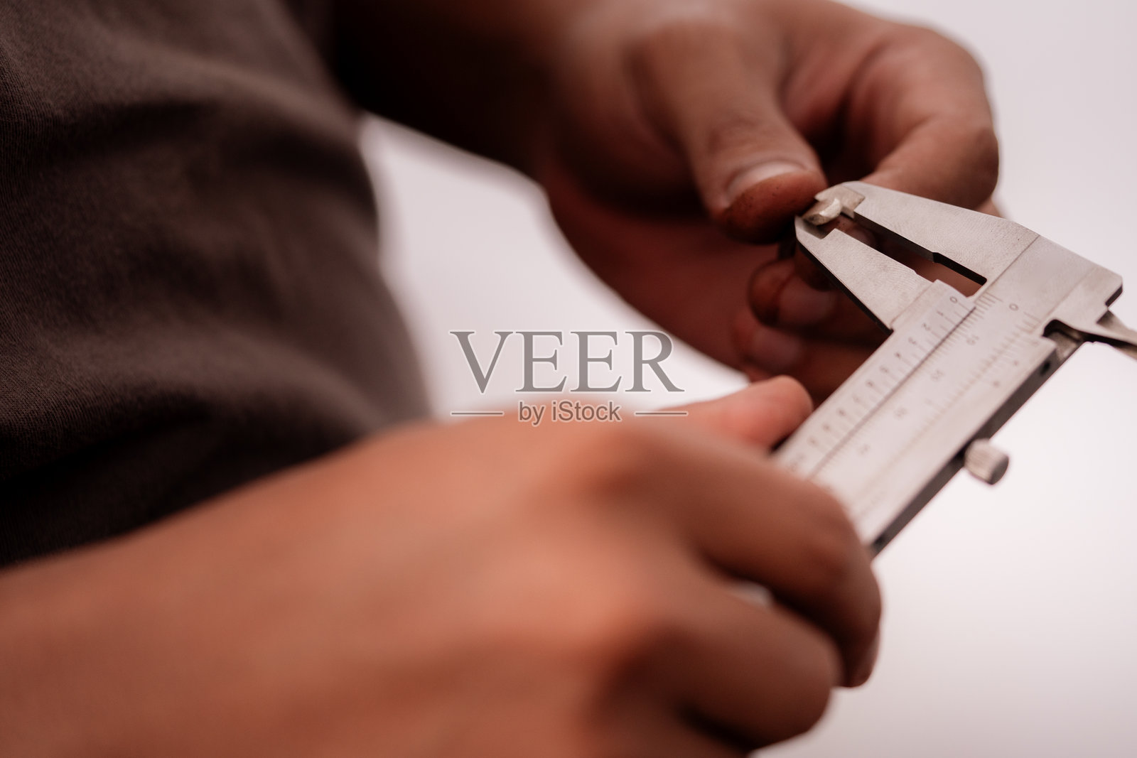 工匠用卡尺测量白金锭的特写镜头照片摄影图片