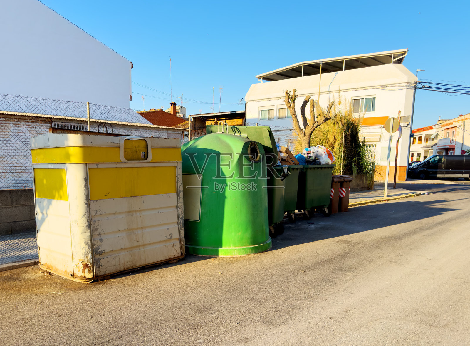 垃圾容器与废物。回收箱。垃圾分类的垃圾桶。照片摄影图片